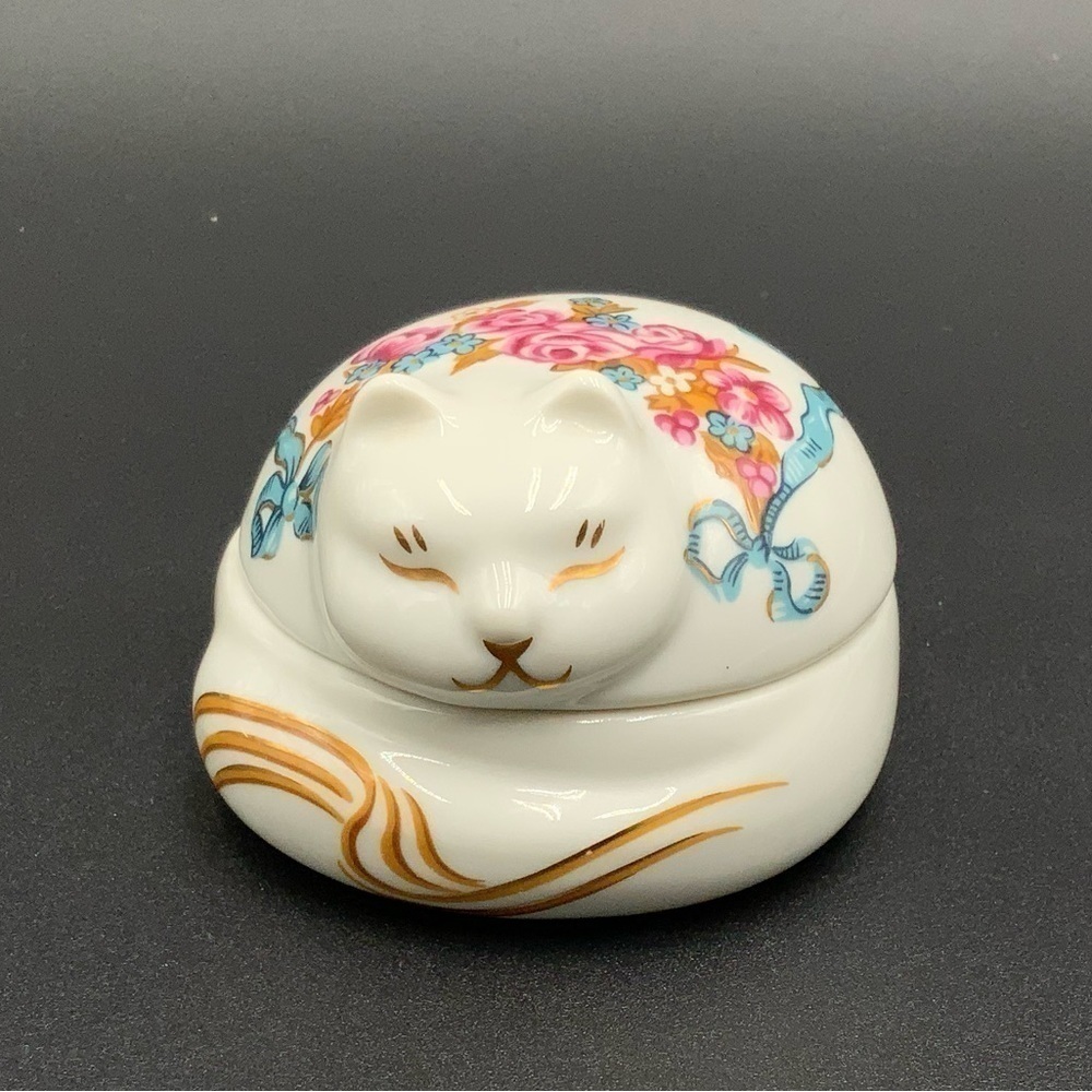 Vtg Round Porcelain Cat  Lidded Trinket Box  Made In Japan For Elizabeth Arden
